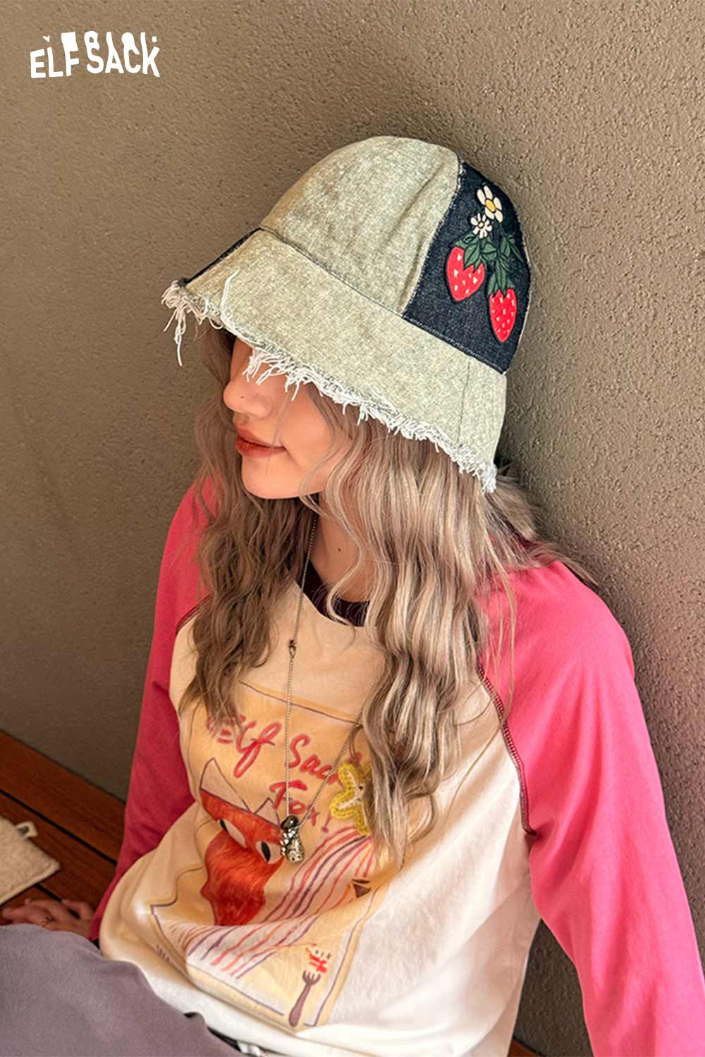 ELFSACK Strawberry Embroidery Frayed Denim Bucket Hat With Daisies