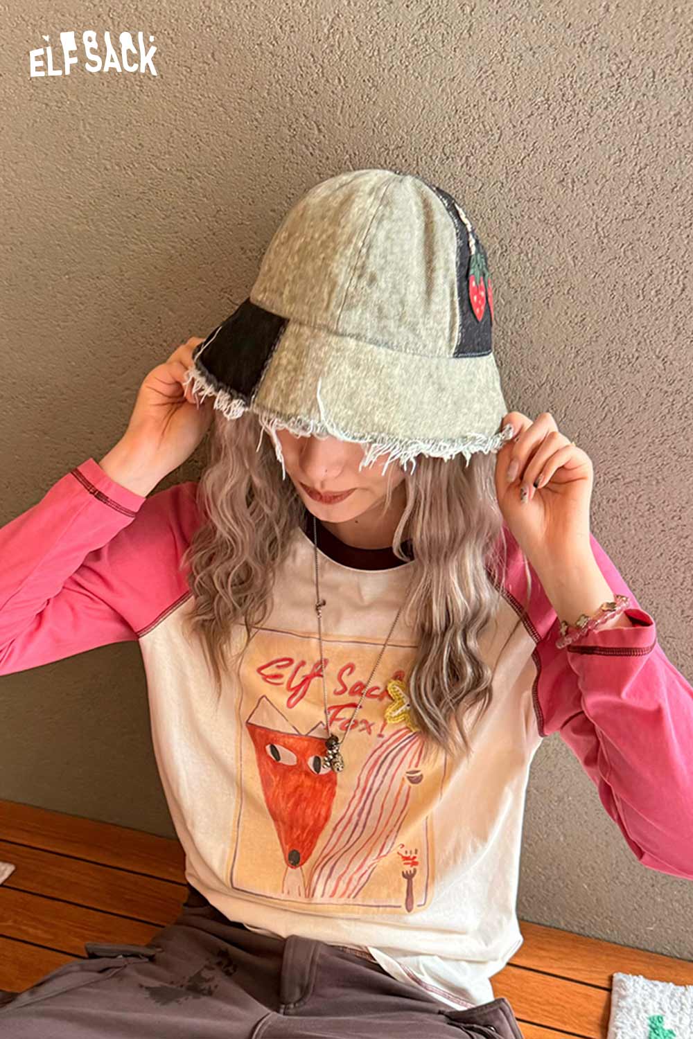 ELFSACK Strawberry Embroidery Frayed Denim Bucket Hat With Daisies