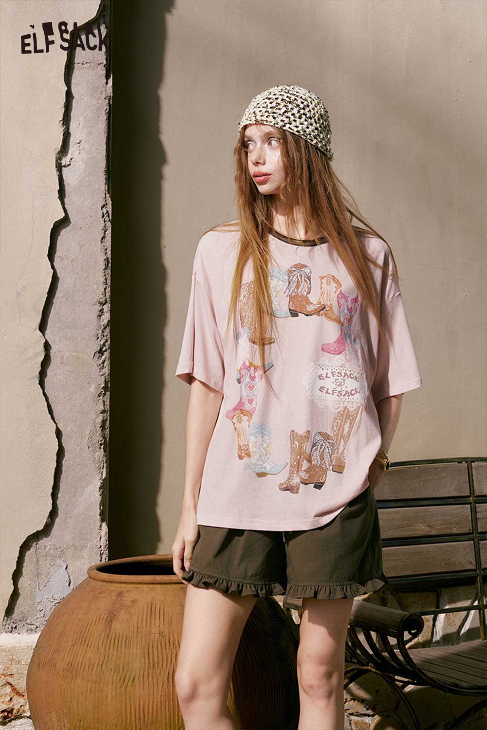 ELFSACK Contrast Neck Cowboy Boot Graphic Tee
