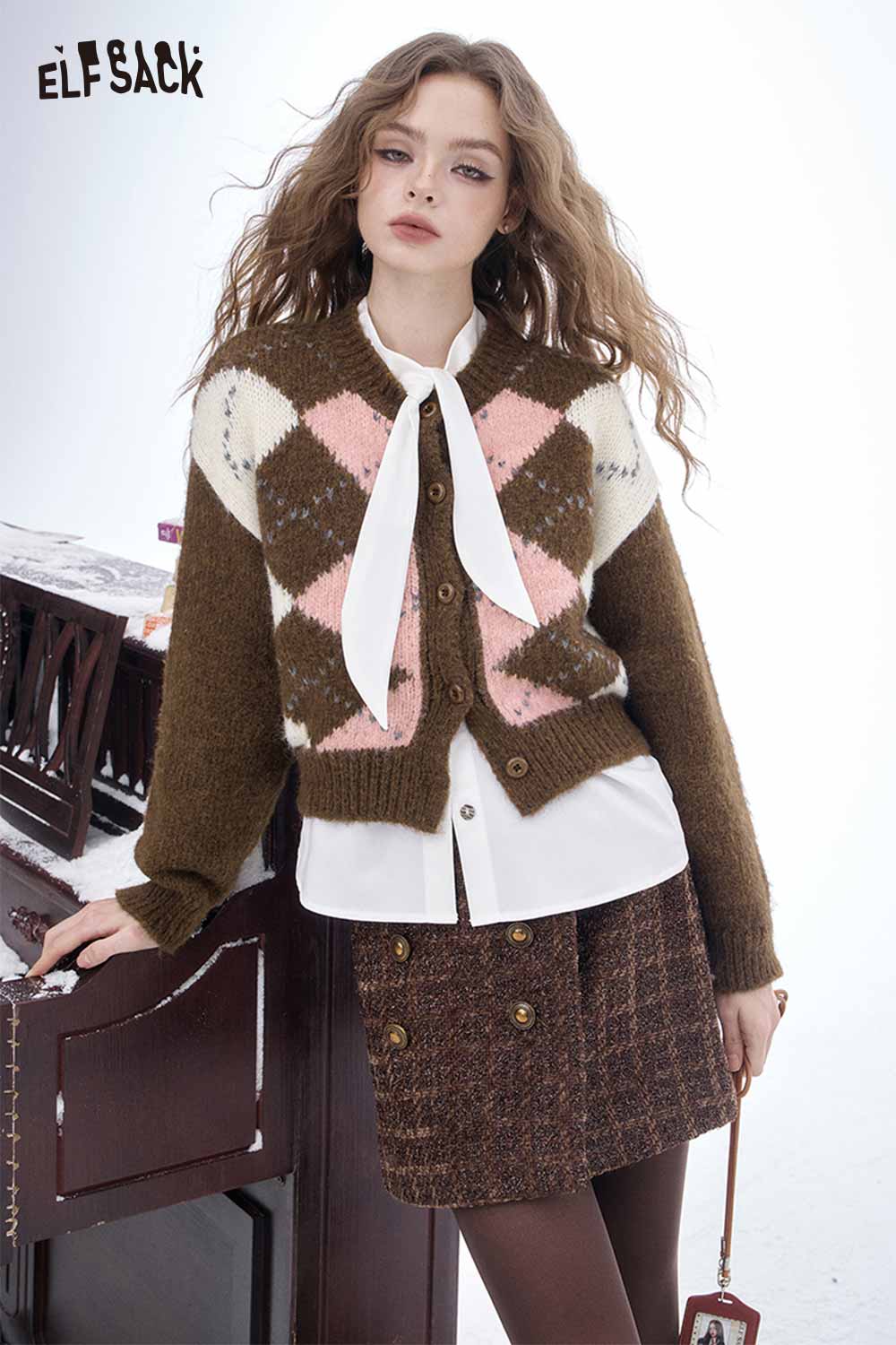 ELFSACK Soft Diamond Line Graphic Round Neck Cropped Sweater