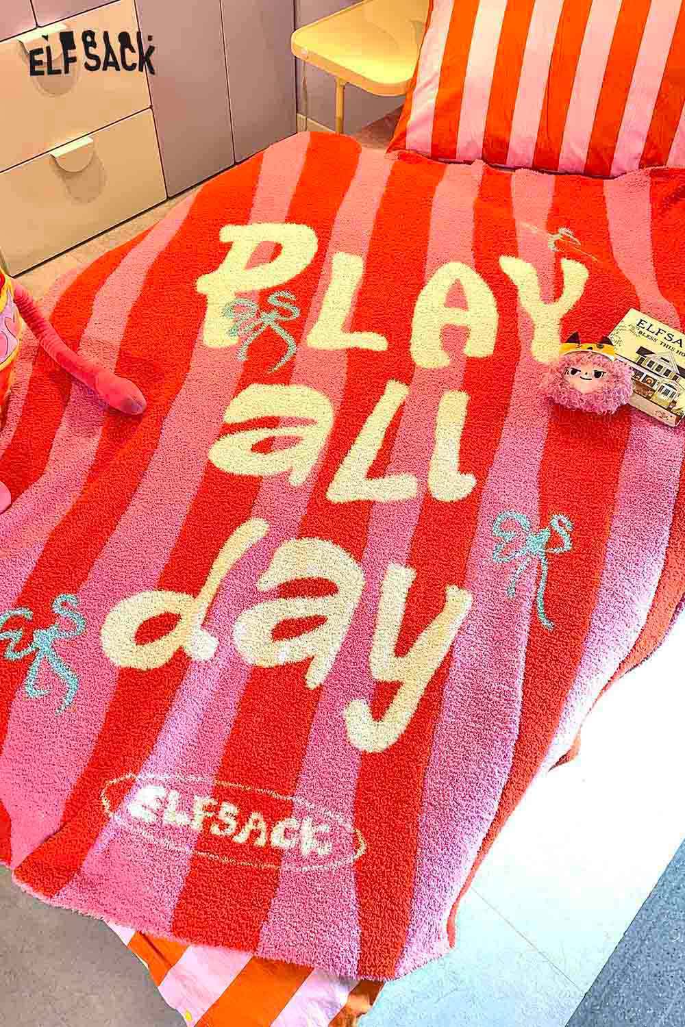 ELFSACK Striped Color Block Bow Letter Graphic Home Blanket
