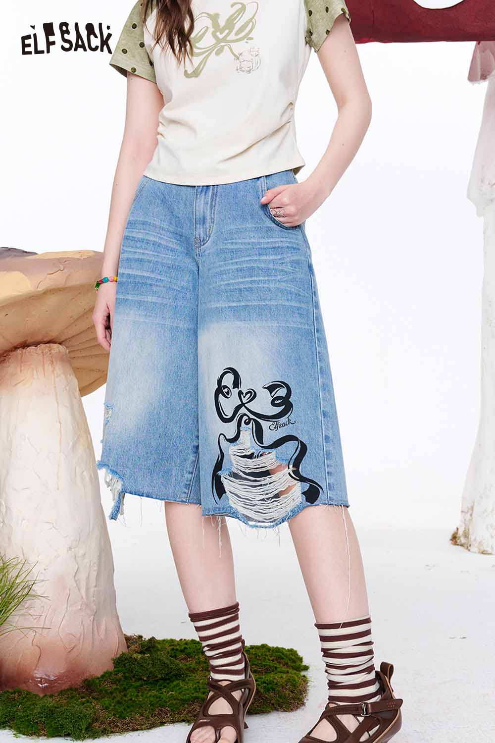 ELFSACK Graffiti Print Frayed Denim Shorts