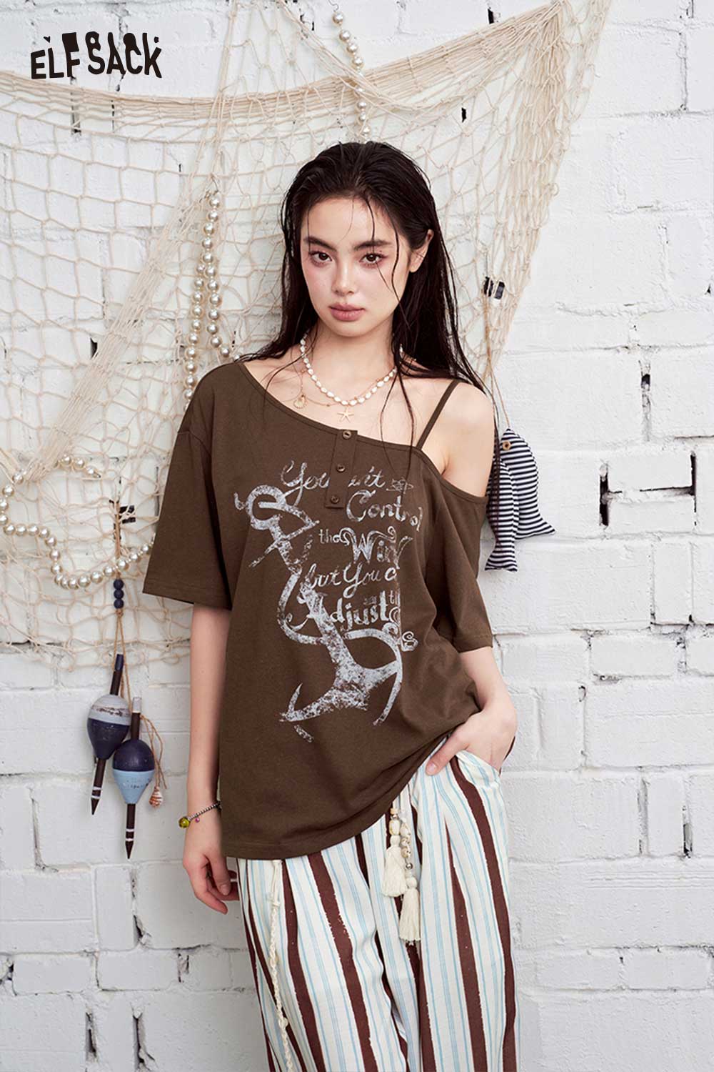 ELFSACK Off-Shoulder Asymmetrical Strap Graphic T-Shirt