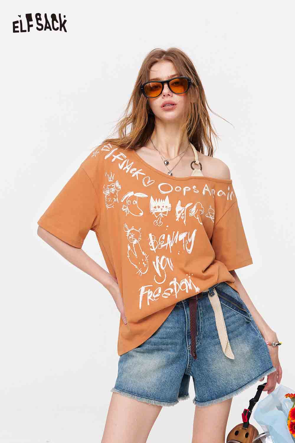 ELFSACK Off-Shoulder Graffiti Print Oversized Tee