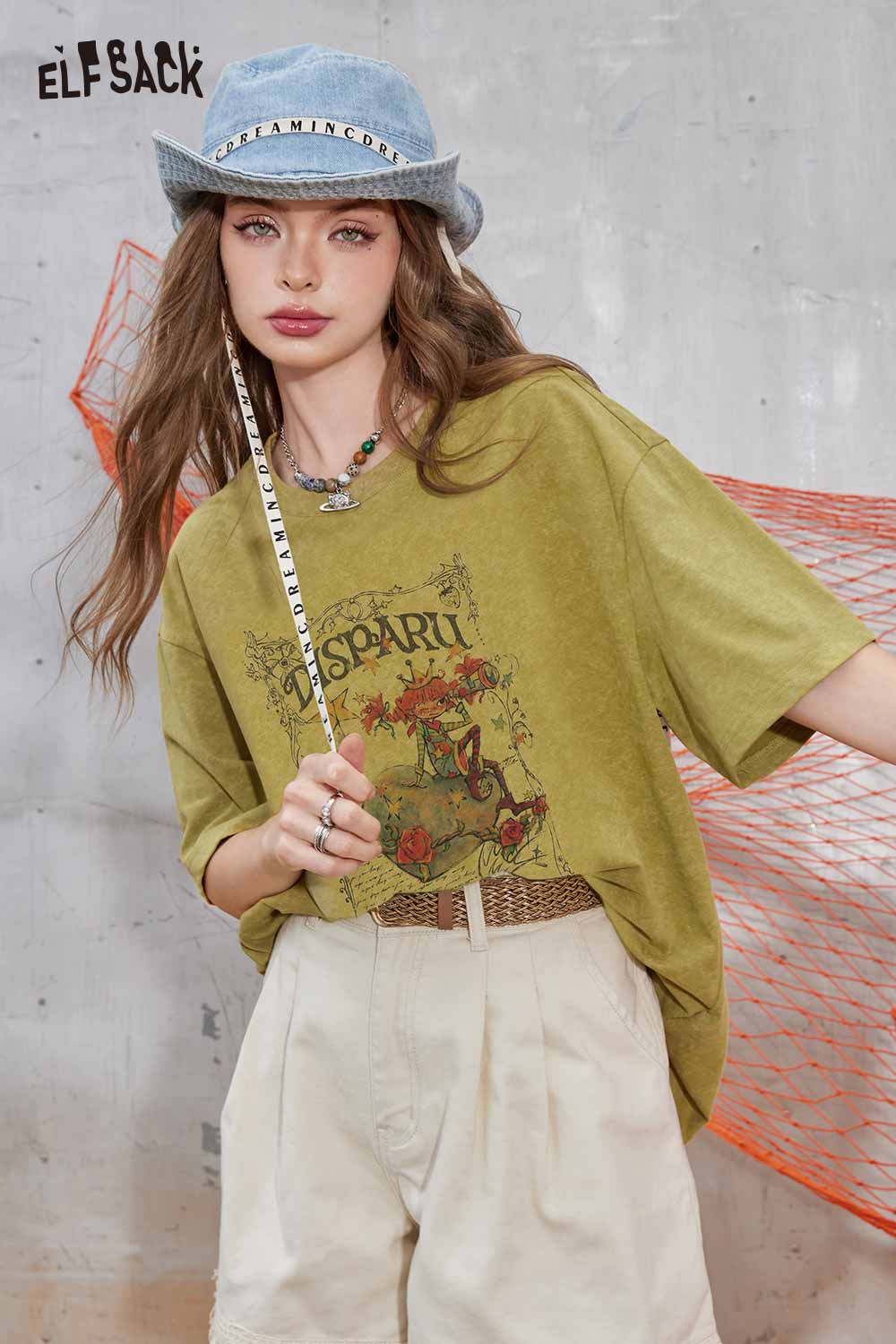 ELFSACK Rose Frame Cartoon Girl Oversized Tee