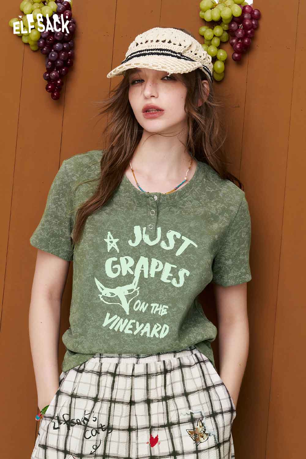 ELFSACK Side Ruched Fox Vineyard Henley Tee