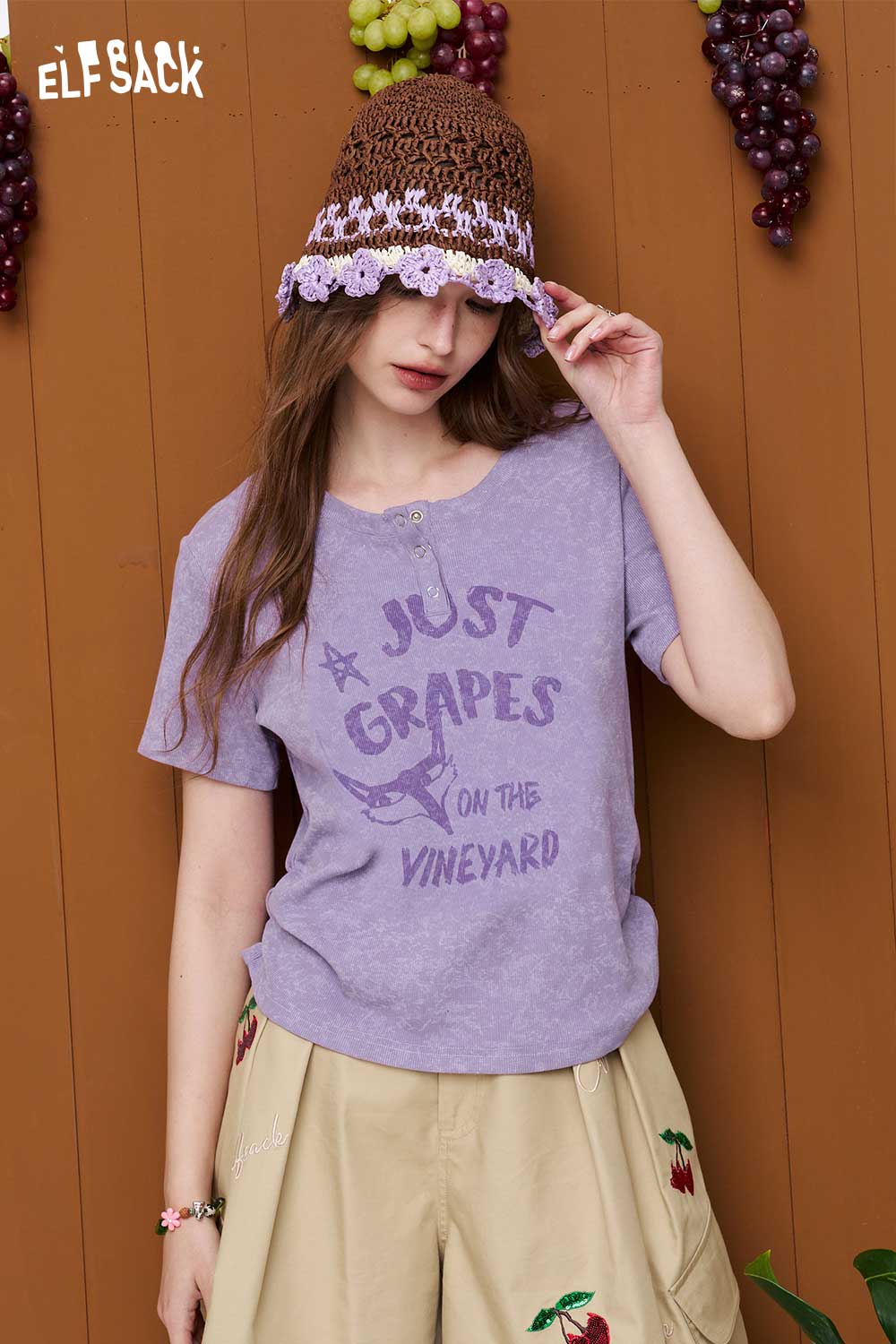 ELFSACK Side Ruched Fox Vineyard Henley Tee