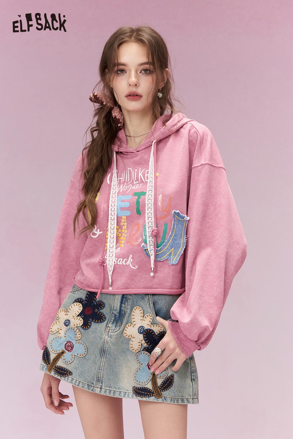 ELFSACK Sweet Cool Girly Letter Graffiti Cropped Hooded Sweatshirt