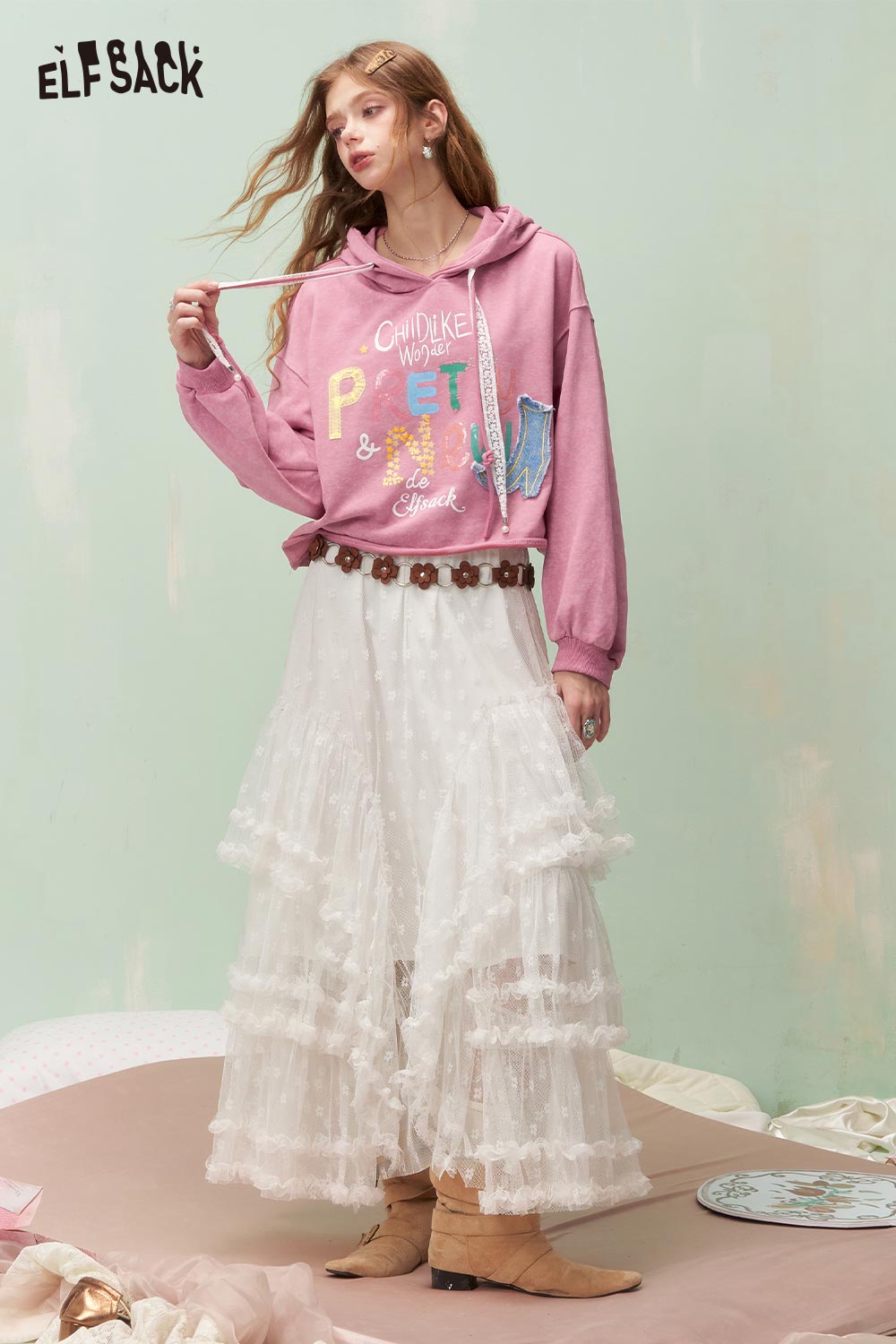 ELFSACK Sweet Cool Girly Letter Graffiti Cropped Hooded Sweatshirt